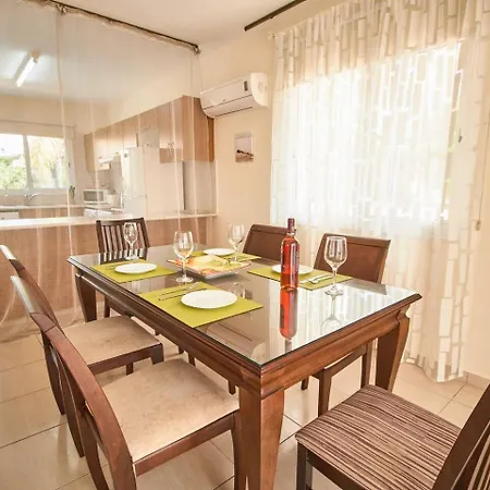 Dom wakacyjny Safia - 3br Retreat With Private Pool Near Coral Bay Peja