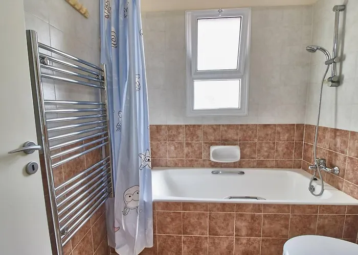 Safia - 3br Retreat With Private Pool Near Coral Bay *