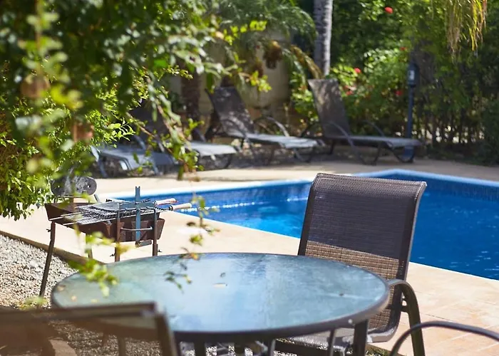 Safia - 3br Retreat With Private Pool Near Coral Bay 別荘